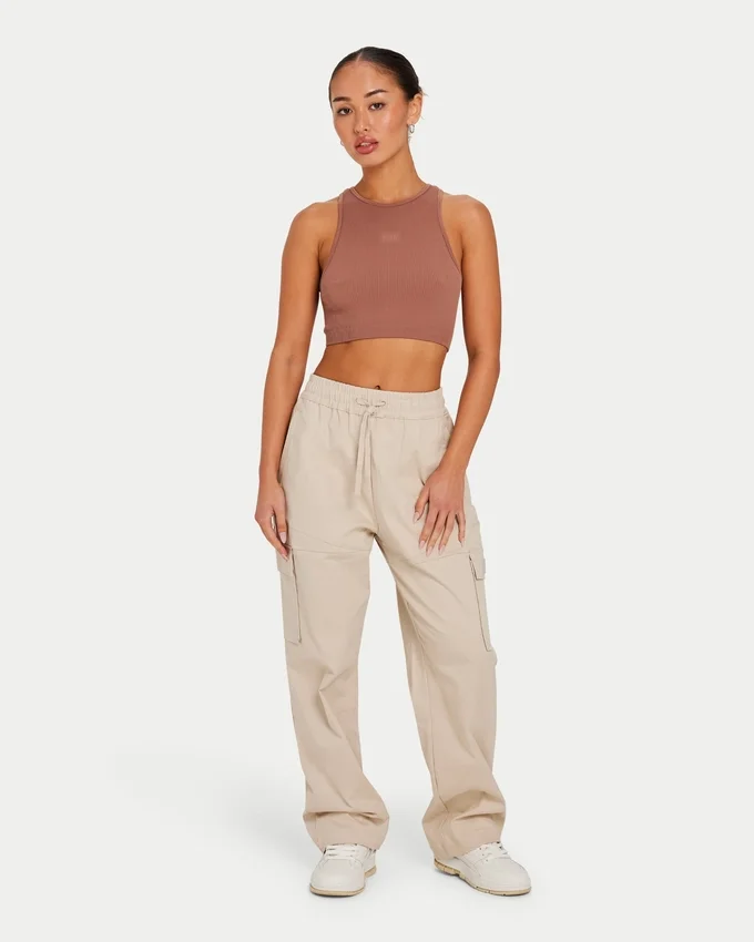 Damska koszulka typu crop top w stylu racer – kolor brązowy „acorn” Damska koszulka typu crop top w stylu racer – kolor brązowy „acorn”