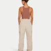 Damska koszulka typu crop top w stylu racer – kolor brązowy „acorn” Damska koszulka typu crop top w stylu racer – kolor brązowy „acorn”