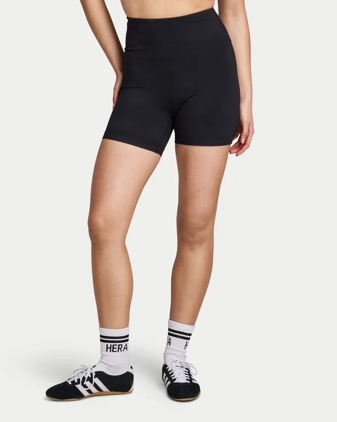 Krótkie szorty damskie z kolekcji Essentials Krótkie szorty damskie z kolekcji Essentials